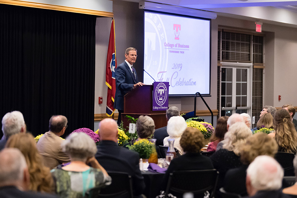 Bill Lee stands behind a podium and speaks to an audience.