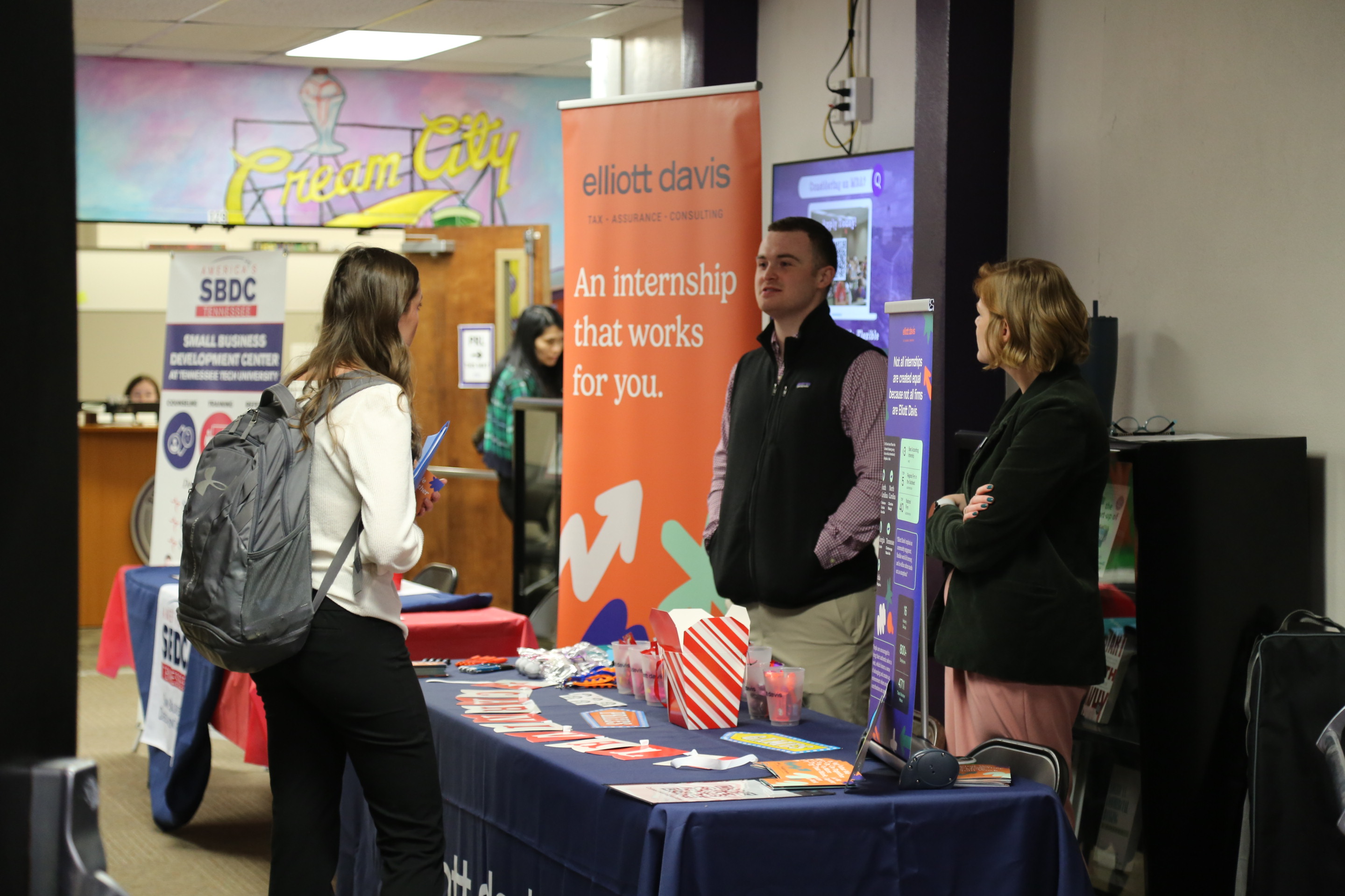 Student speaking with Elliot Davis at Internship Carnival