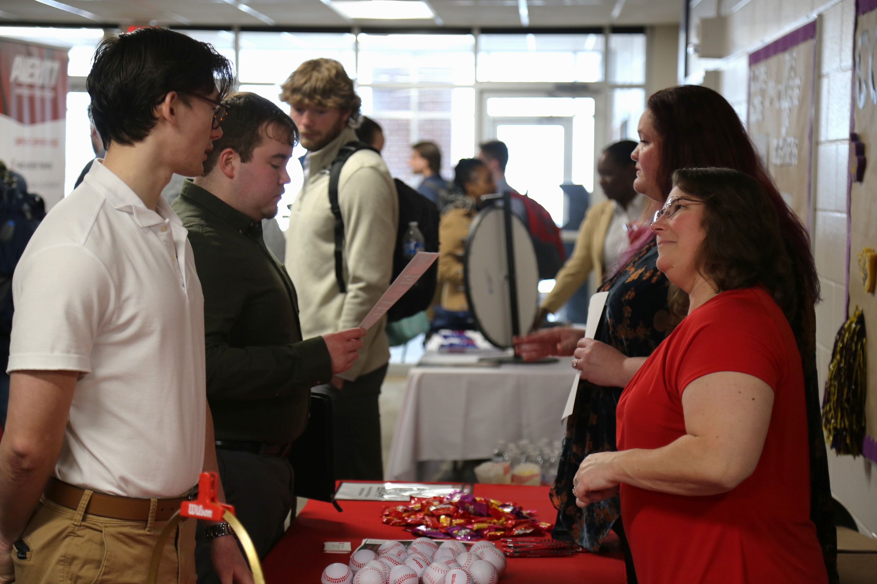 Students speaking with Wilson Sporting Goods at Internship Carnival