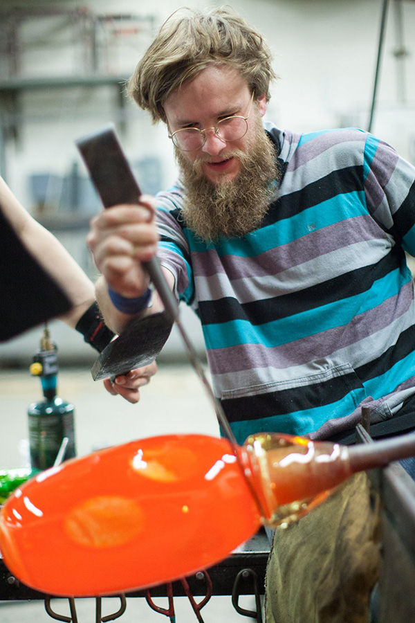 A student working in the Glass Studio.