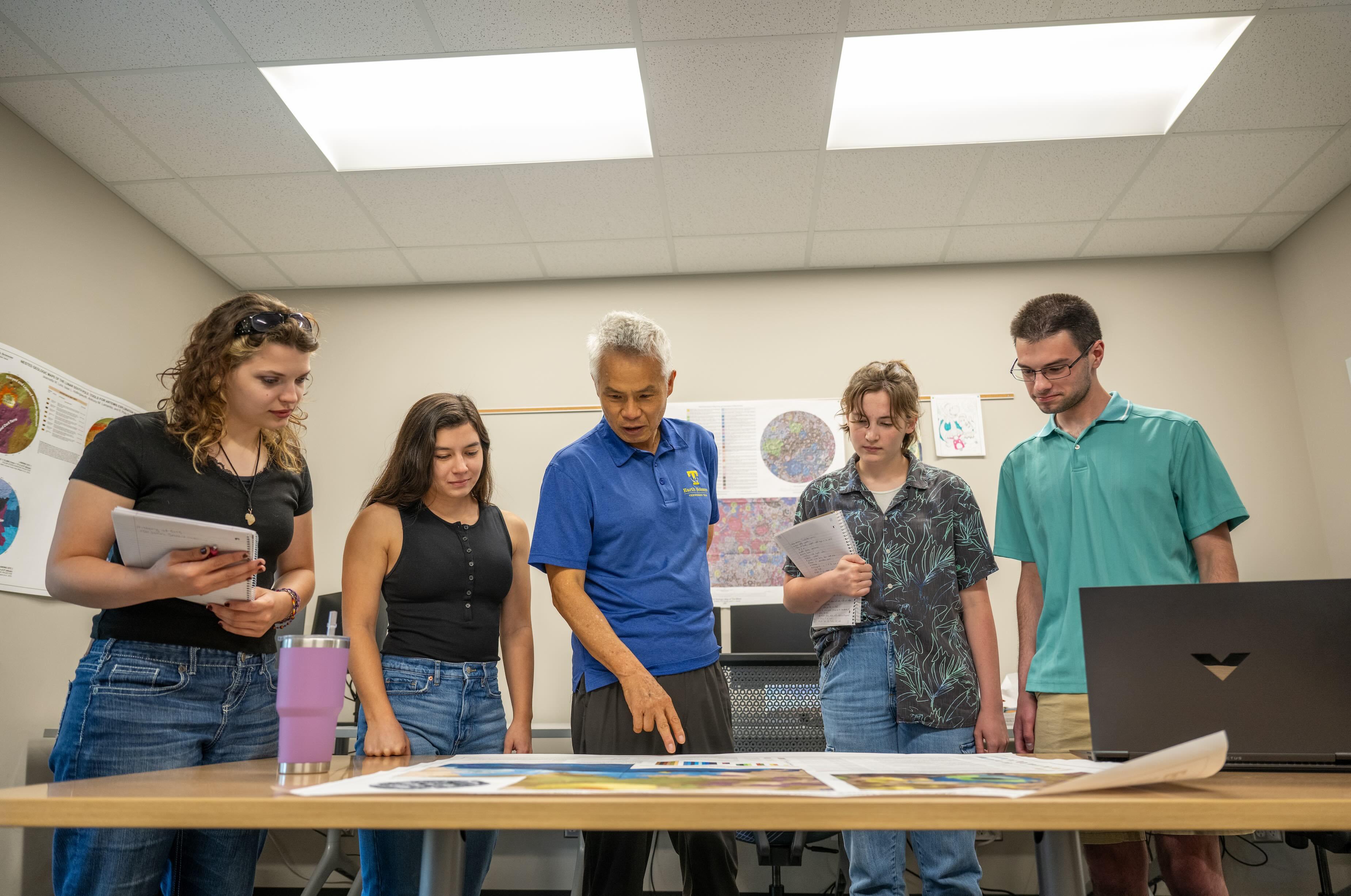 Dr. Li (center) describes the evolution of geospatial data, from the early days of GIS to AI technology. Dr. Li (center) describes the evolution of geospatial data, from the early days of GIS to AI technology.