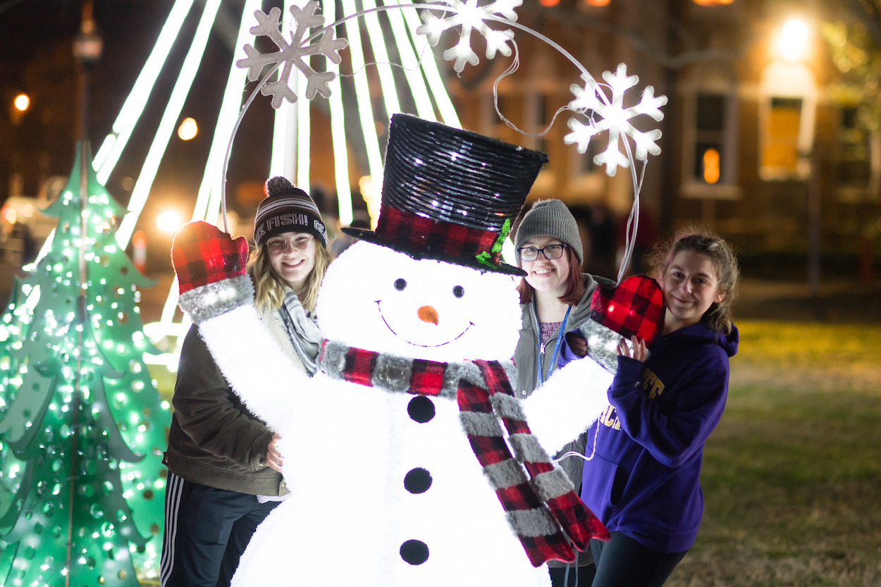 More than a thousand students drank hot chocolate, sang Christmas carols and got a free T-shirt to celebrate the third annual "Lighting the Quad" event on Tuesday night.