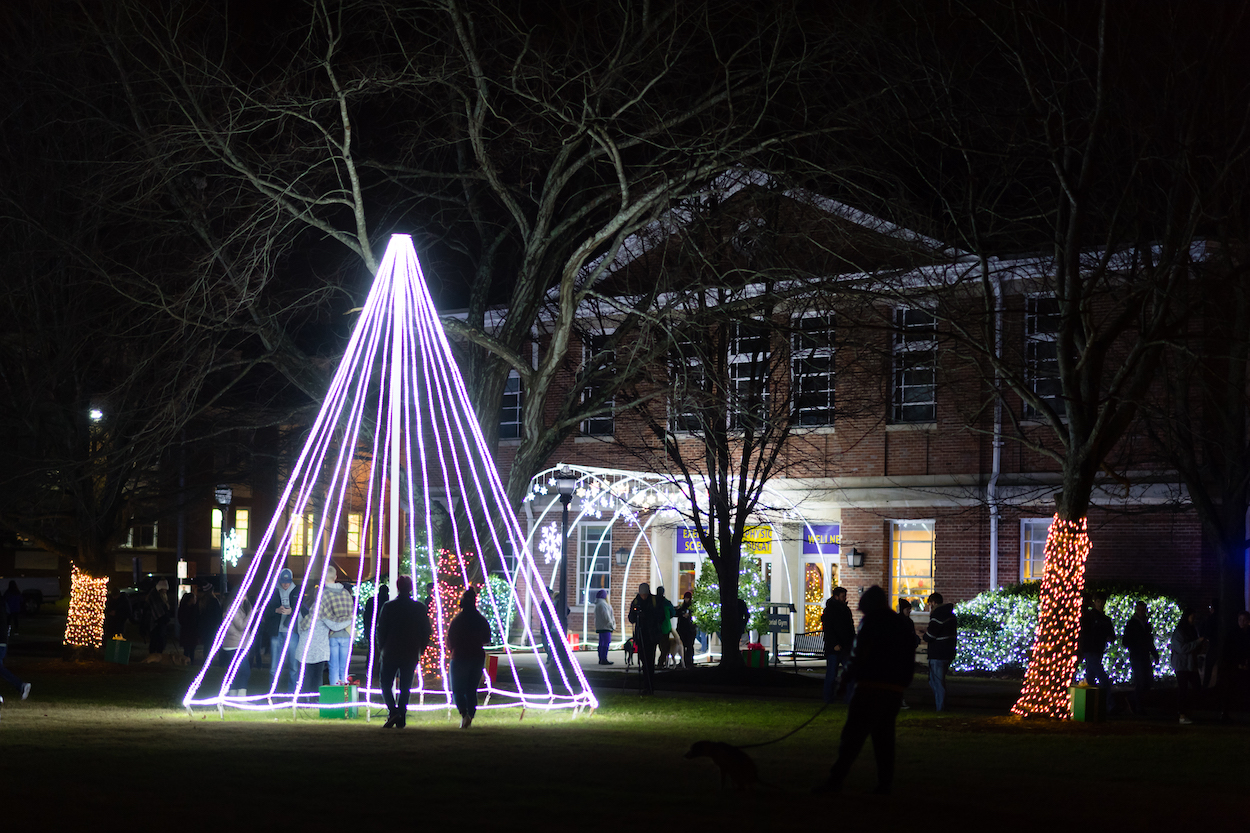 More than a thousand students drank hot chocolate, sang Christmas carols and got a free T-shirt to celebrate the third annual "Lighting the Quad" event on Tuesday night.