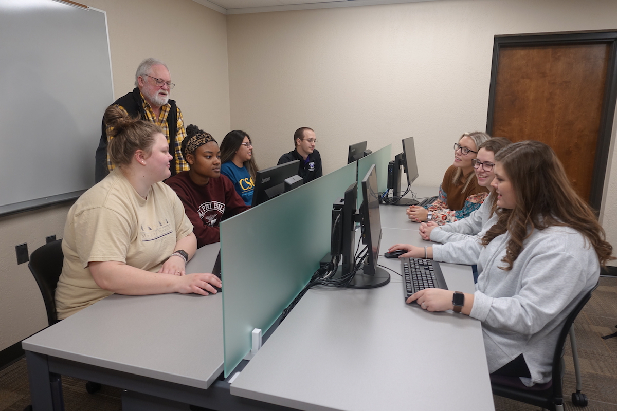 Business students, from left, (gray sweater) Kelry Burton, human resources and general manager senior from Nashville; Nia Buntin, accounting and business information technology junior from Nashville; Bianca Chavez, finance senior from Cookeville; and AJ McGugin, finance sophomore from Cookeville; Katie Bilbrey, accounting senior from Monterey; Taylor Anderson, accounting junior from White House and Bailey Thornton, marketing junior from Portland, listen as “Doc” Wells talks about computer forensics.