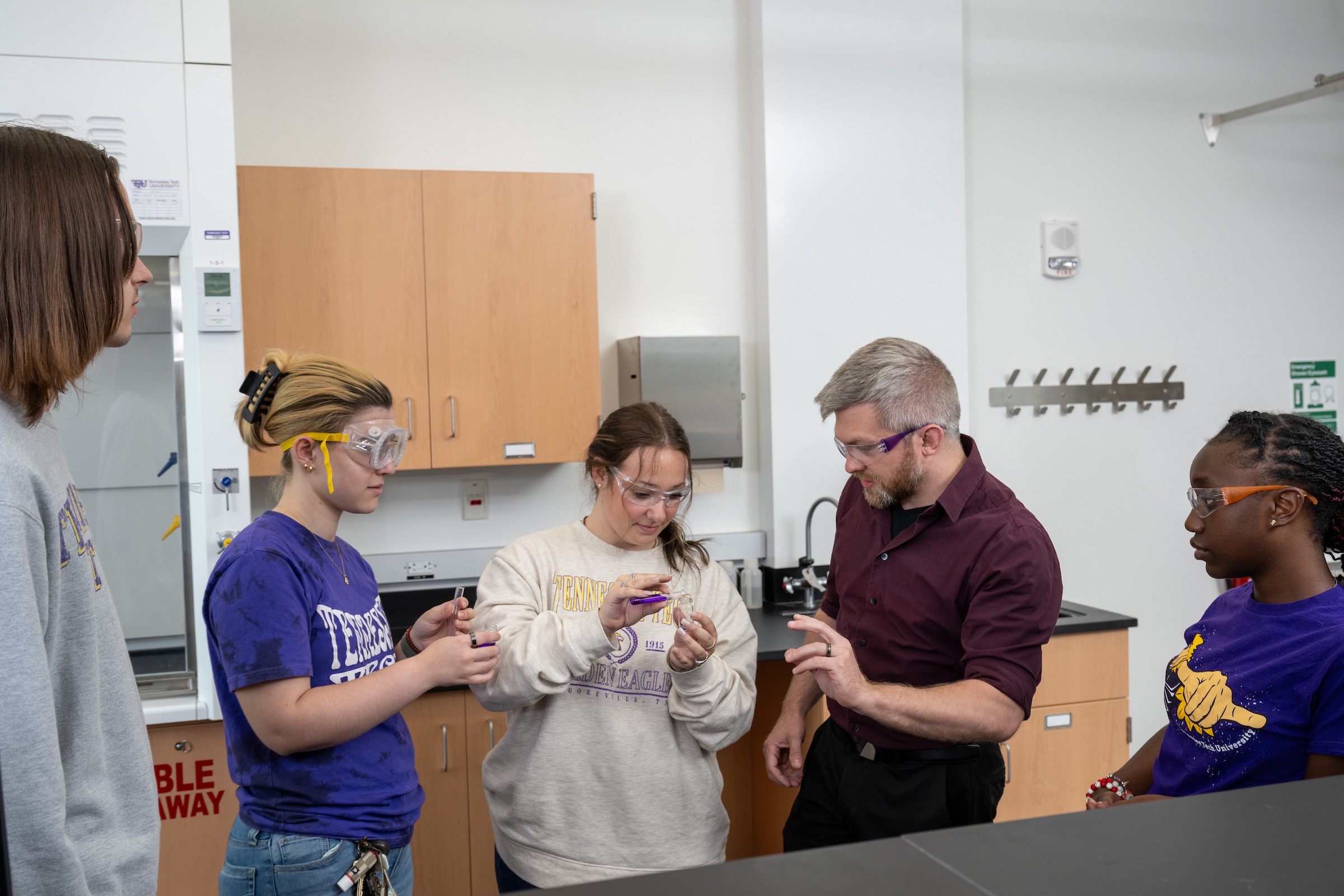 Students in Tennessee Tech’s Department of Chemistry perform a hands-on learning activity as Associate Department Chair Chad Rezsnyak (second from right) looks on. 