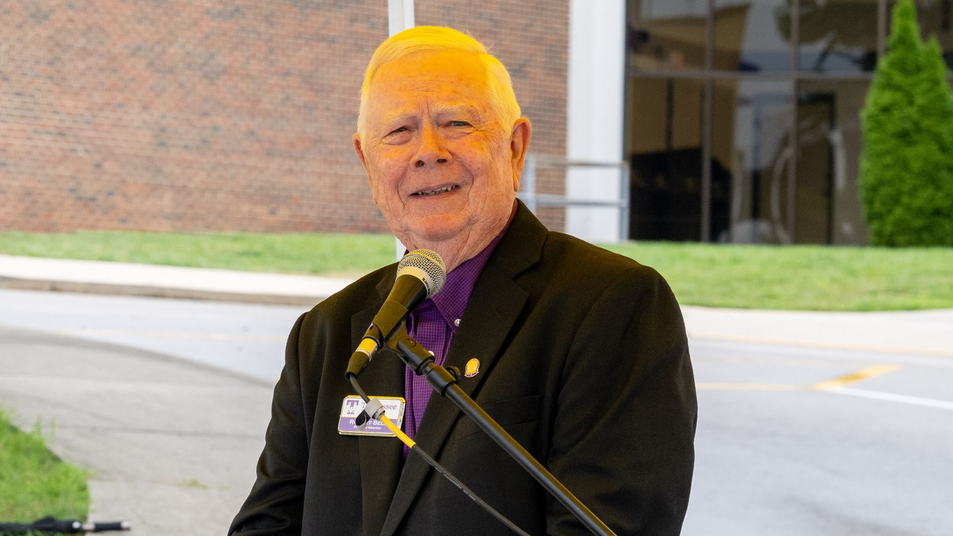 President Emeritus Bob Bell speaks at a microphone.