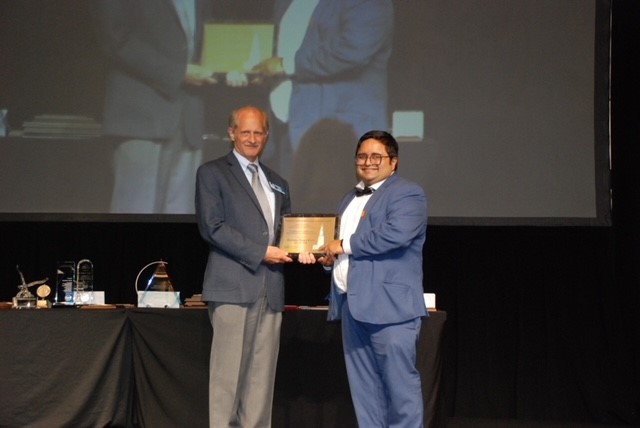 Ekmarul Haque Ehite receives his award